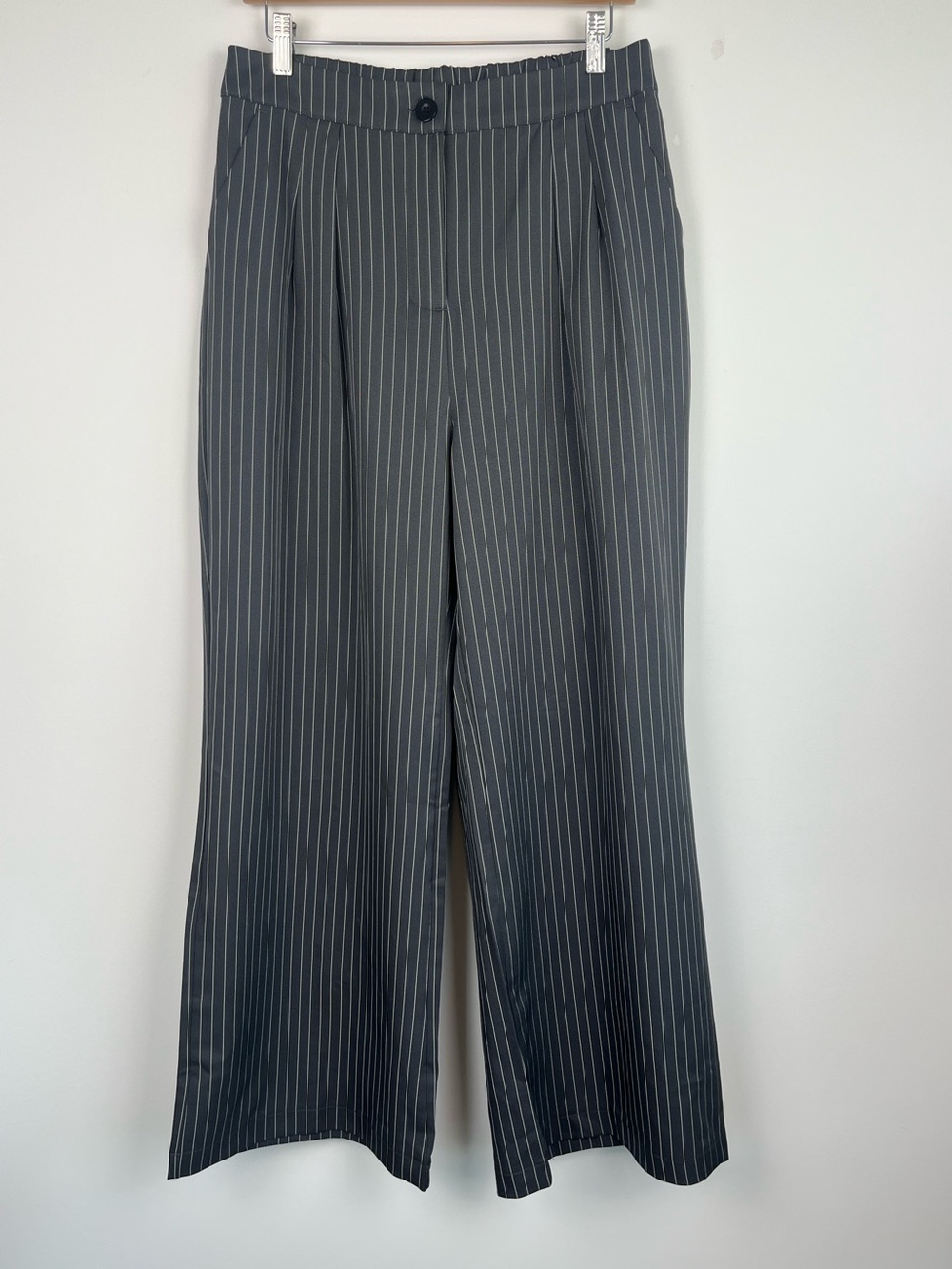 NWT Halara black pinstriped wide leg trouser style pants, large.